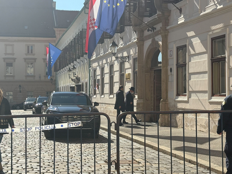 Plenković u Banskim dvorima okuplja većinu. Hrebak bojkotira zbog Dabre