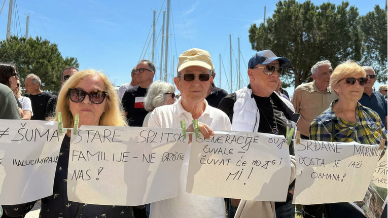 Image 10: Vlasnici bijesni zbog rušenja ilegalnih objekata. 