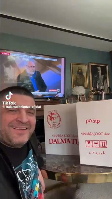 Kutije Vinarije Jokić na dostavljenoj snimci zaslona s TikTok oznakom bajamaliknindza_oficial