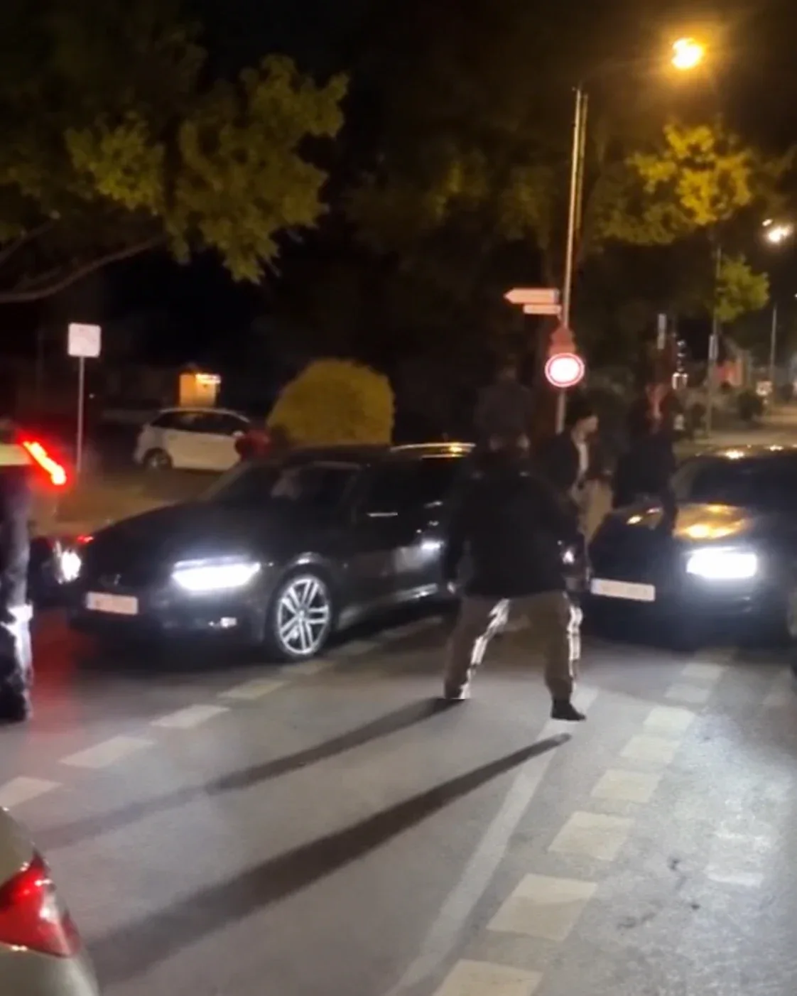 Drugi dostavljeni kadar noćne snimke ulice s vozilima