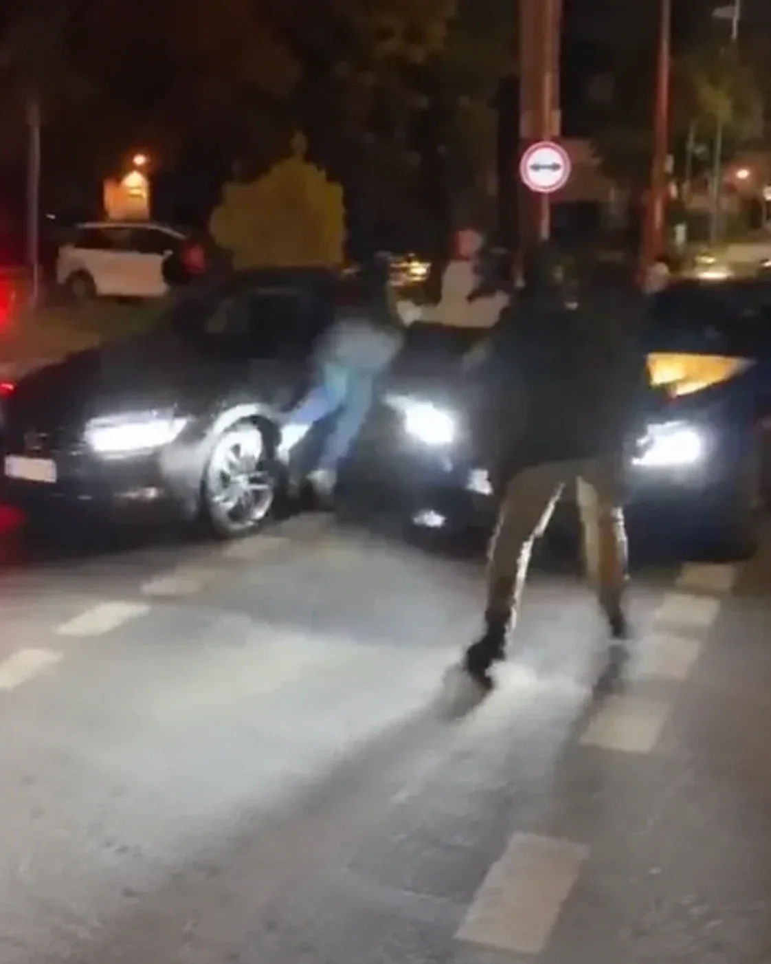 Dostavljeni kadar noćne snimke ulice s vozilima