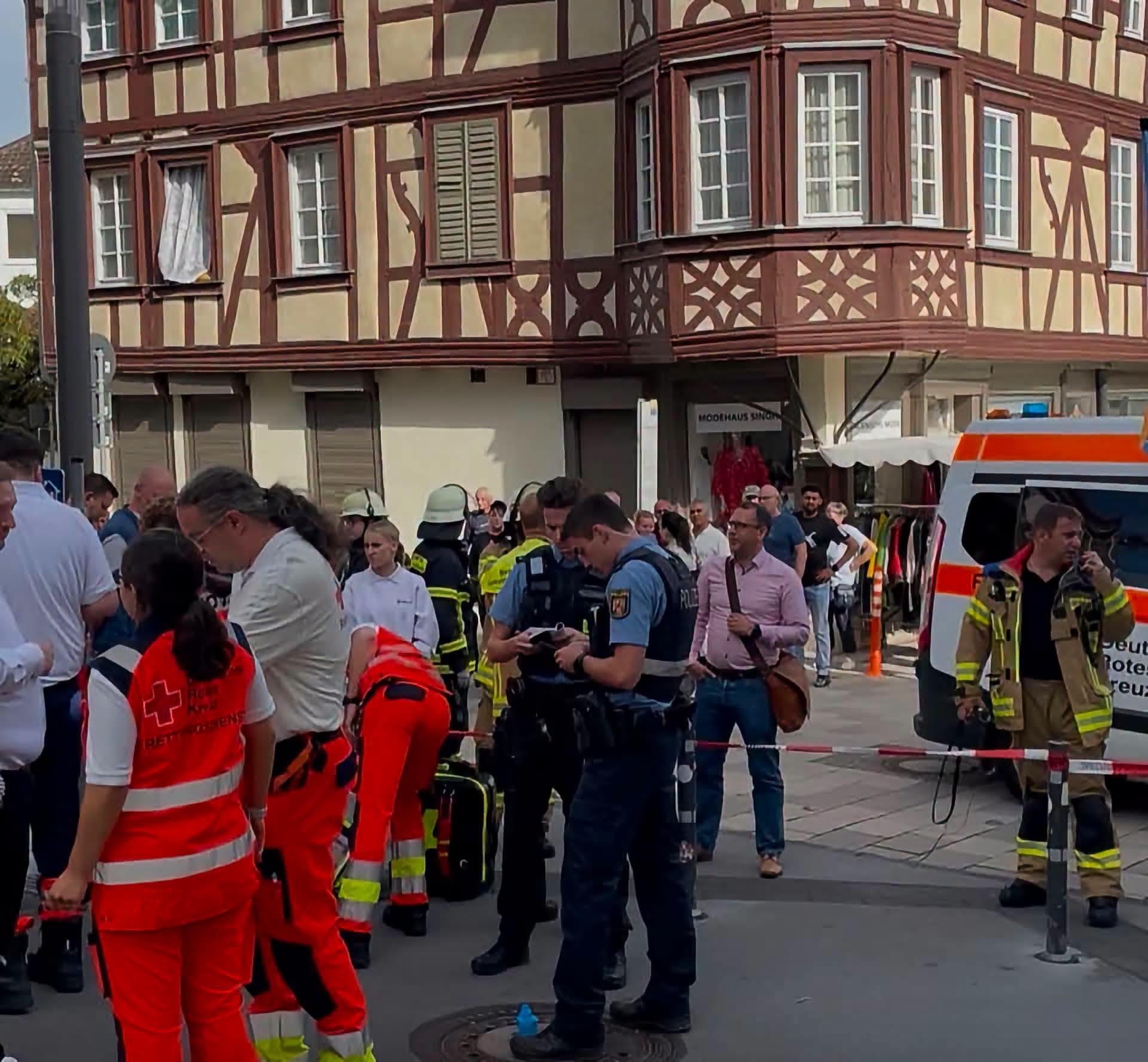 Policija i vatrogasci na mjestu napada na AfD štand