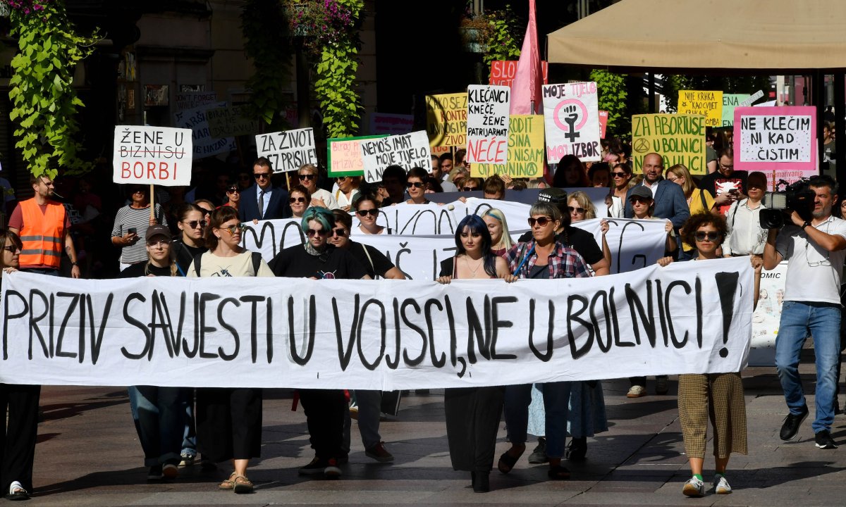 Rijeka: ~500 na „Hodu za slobodu“ — Rinčić i Hajdaš Dončić uz transparent „priziv u vojsci, ne u bolnici“