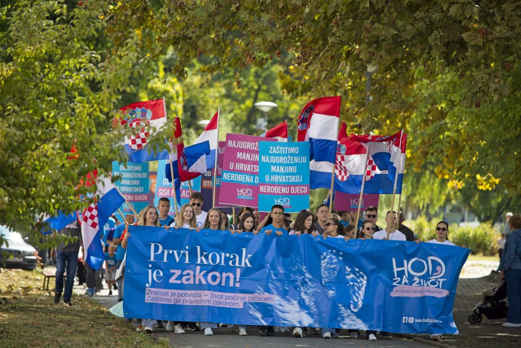 Slavonski Brod: Hod za život — „Prvi korak je zakon!“ dok Rijeka maršira za besplatni pobačaj