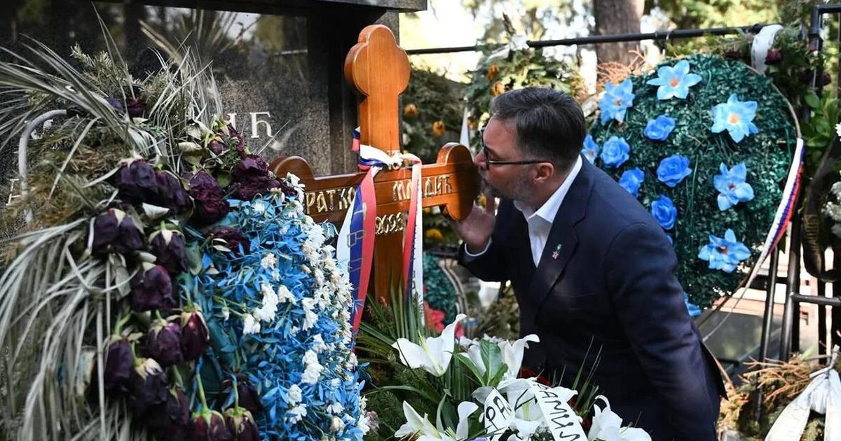 Državni ministar BiH ljubi križ na grobu Mladića: vijenac, značka RS-a i molitva za uskrsnuće