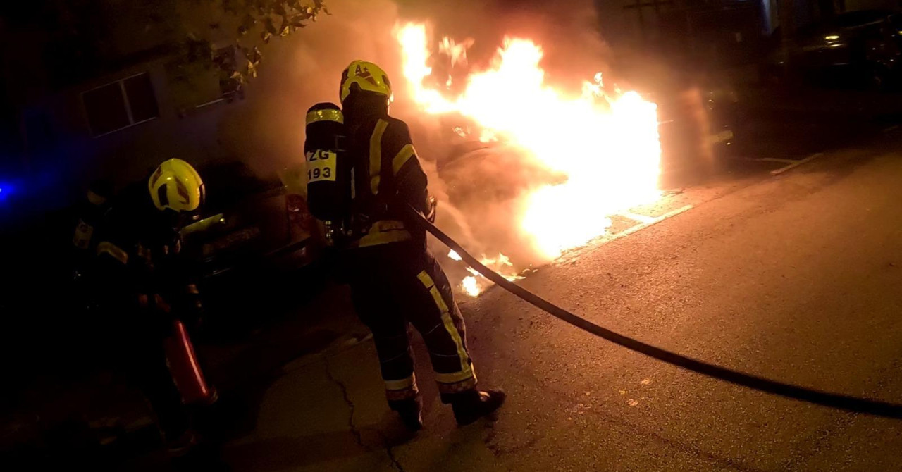 Zagreb, Kruge: noćas planuo Mercedes, vatra zahvatila Škodu i VW Passat