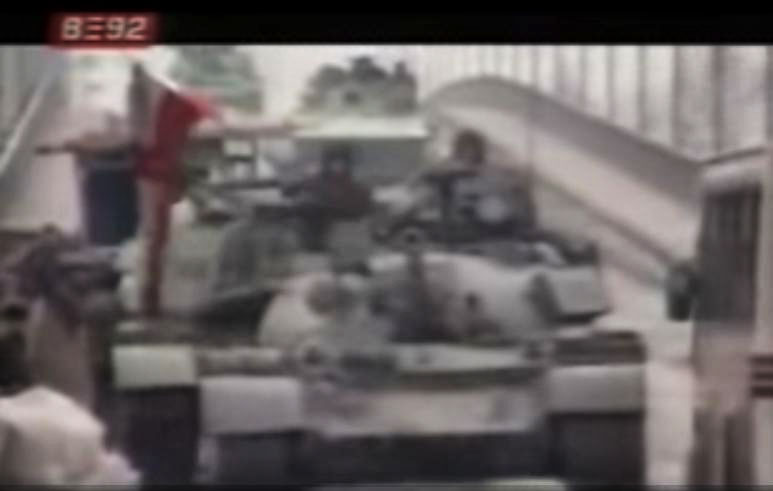 SRBIJA i danas: Beograđani 1991. bacali cvijeće pred tenkove JNA na Vukovar, sad glorificiraju Mladića