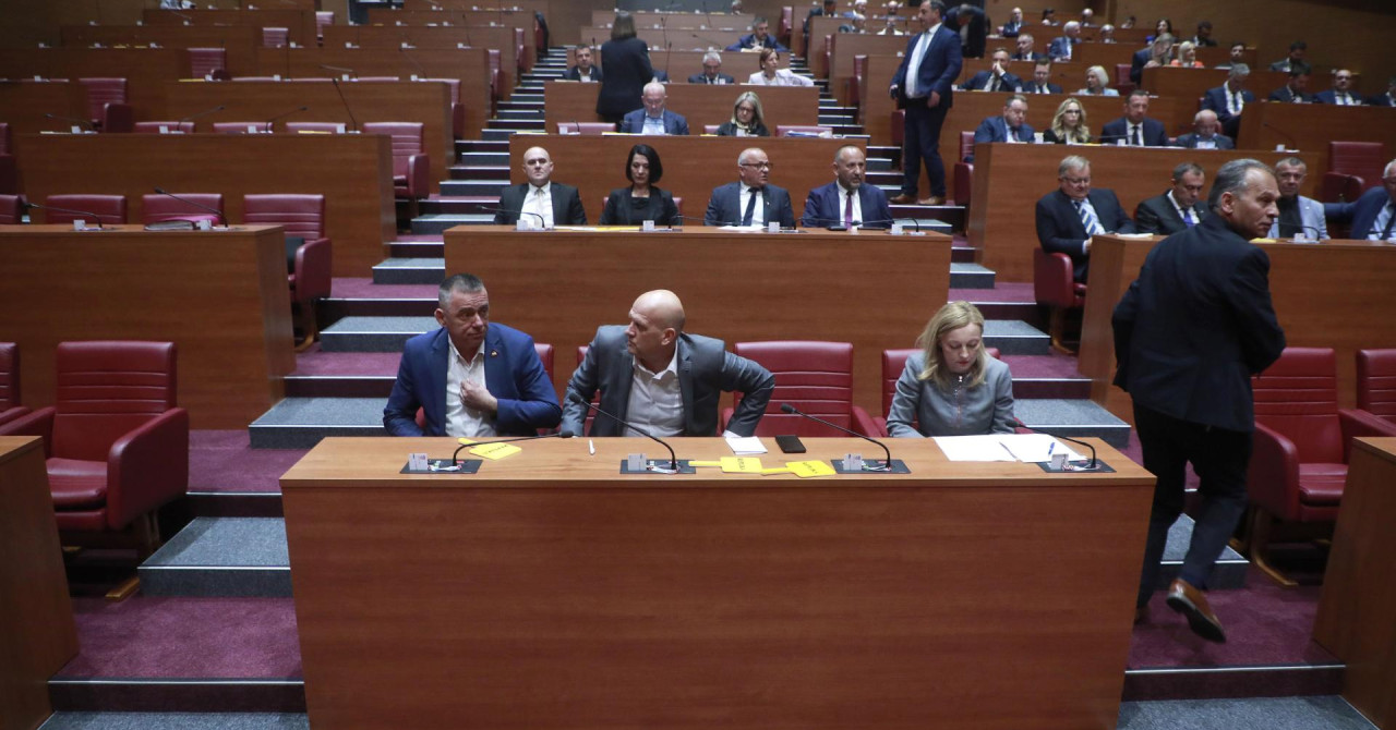 ĐAKIĆ: ZAČEPI TA PRLJAVA USTA. MILETIĆ NAPUSTIO SABOR NAKON UVREDE