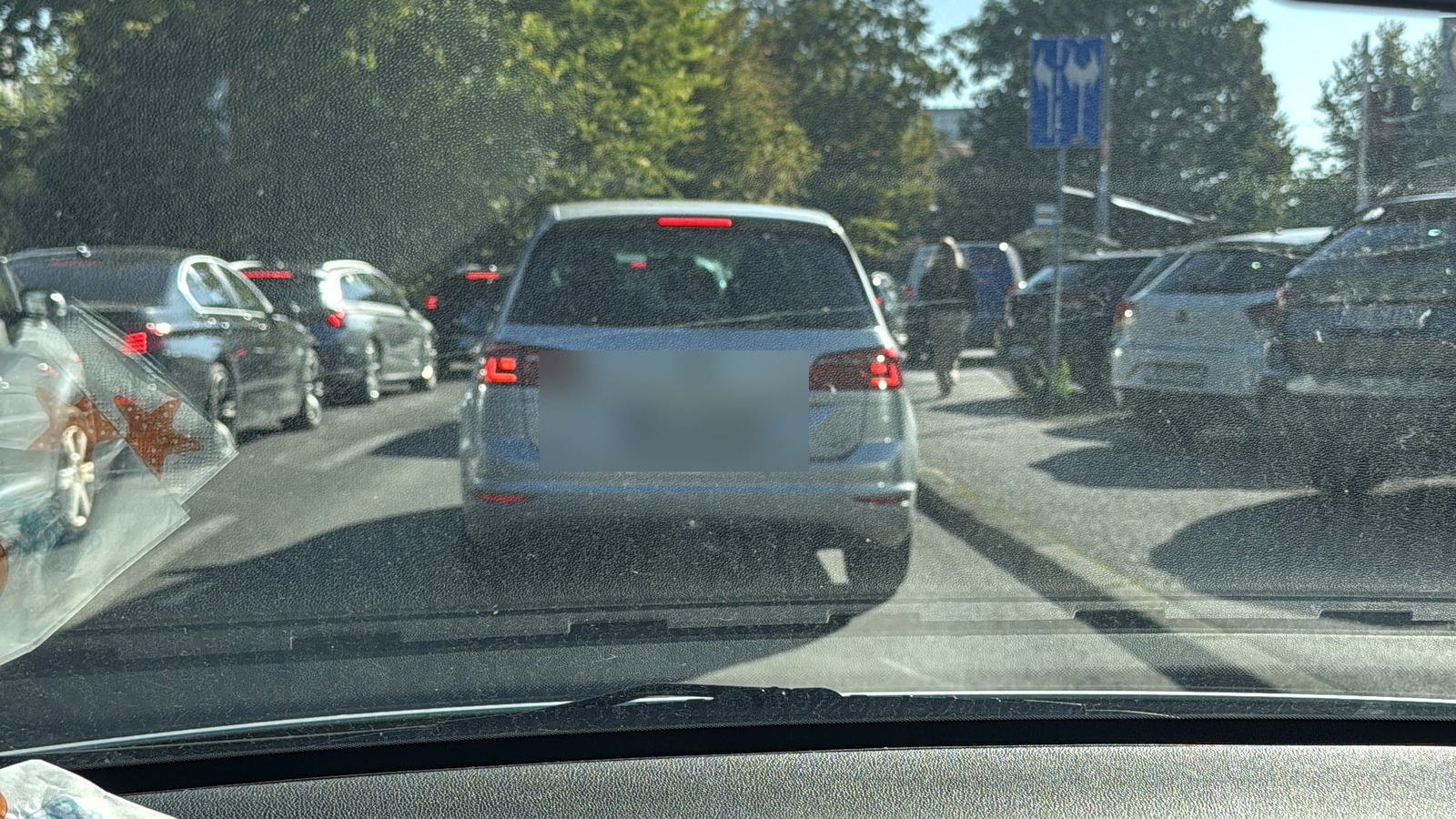 Kolona automobila u Zagrebu, snimljeno iz automobila, registarske oznake zamućene