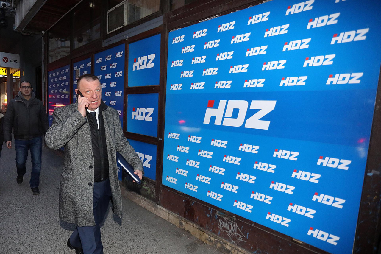 Ivan Matijević ispred prostorija HDZ-a