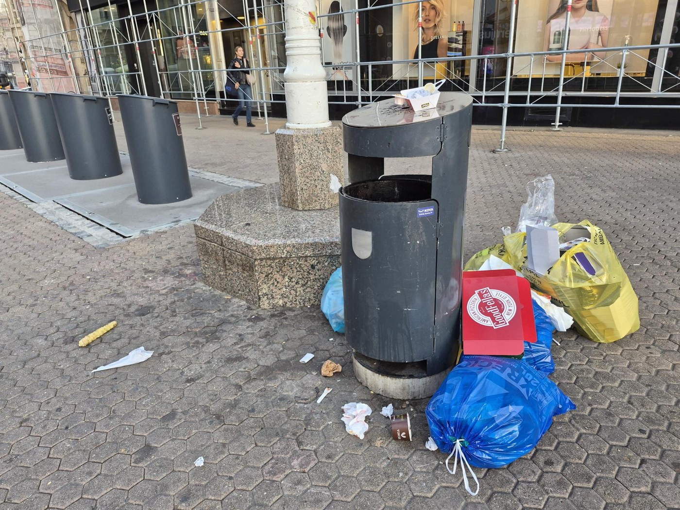 Pretrpana košara za smeće u centru Zagreba