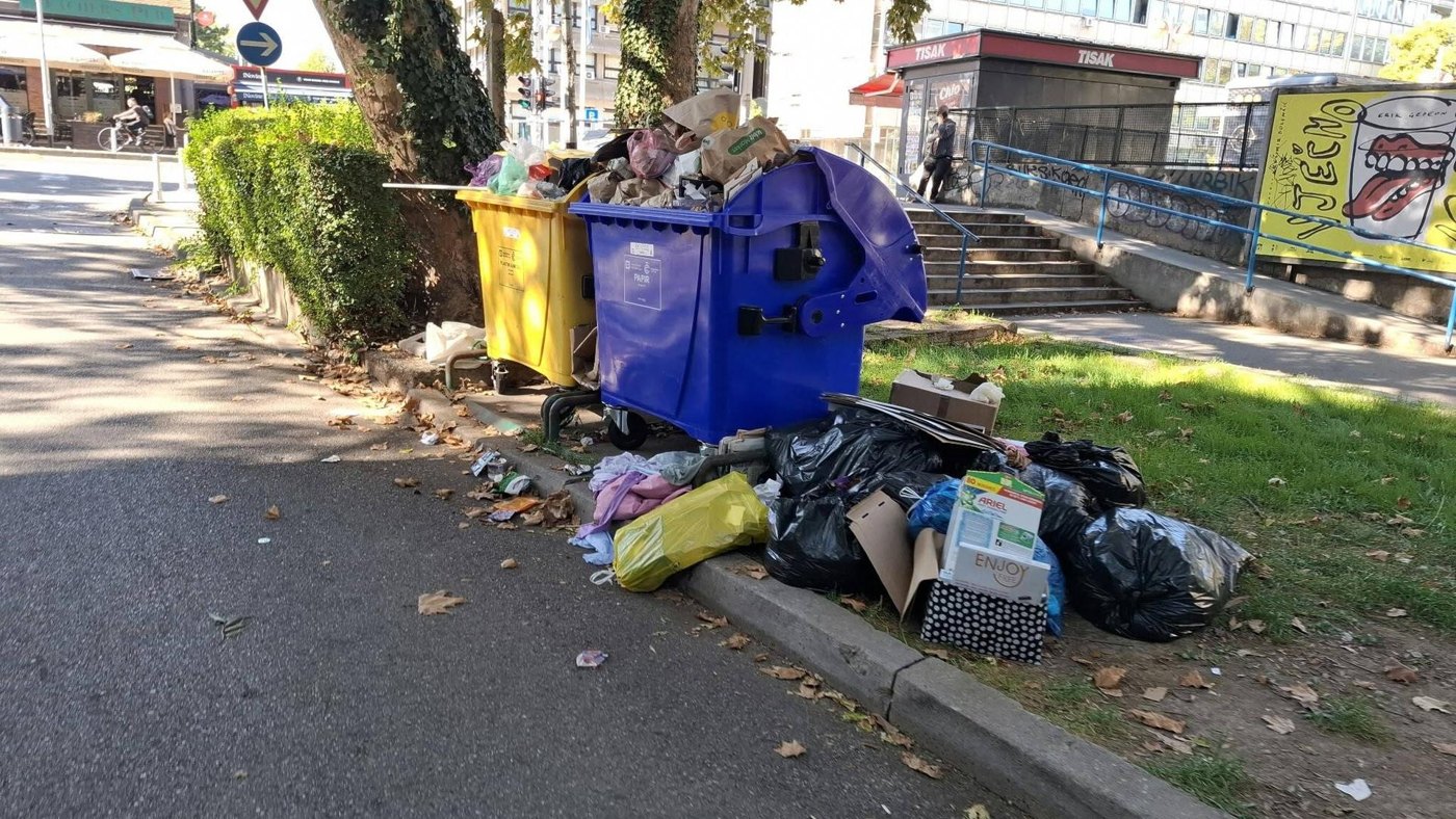 Prepuni spremnici i vreće uz park