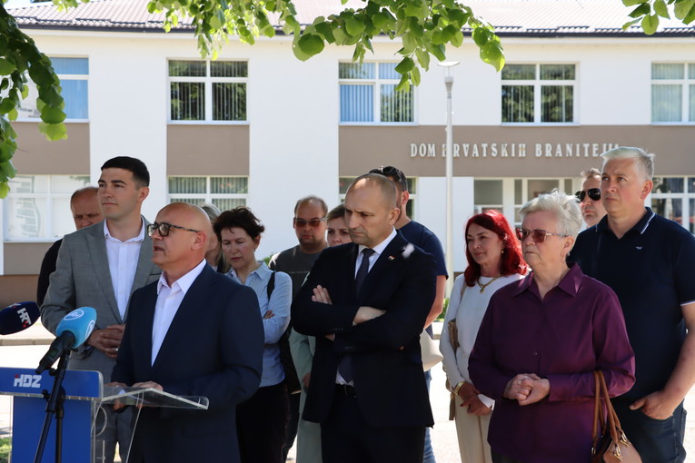 ANUŠIĆ U NOVOJ GRADIŠCI: HDZ ČUVA HRVATSKU OD SENFOVACA!