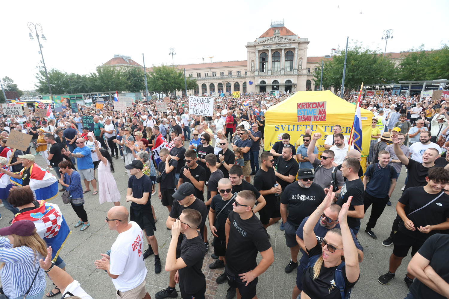 BRANITELJ U CRNOJ MAJICI: „Došli smo da nam Možemo! ne uzme prosvjed“ — Lika nije pozornica zelene sekte