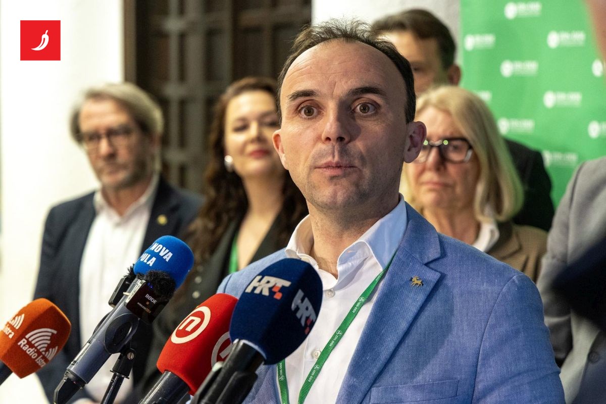 CENTRISTI U PANICI: Udružuju se da spase fotelje!