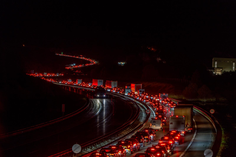 KAOS NA CESTAMA! Kilometarske kolone pred tunelom, dvoje u životnoj opasnosti na A3!