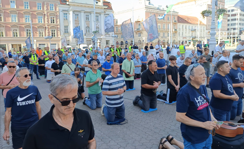Muževni budite: Hrvatski muškarci mole krunicu na rekordne 32 lokacije — vjera na trgu vs Možemo! stigmatizacija