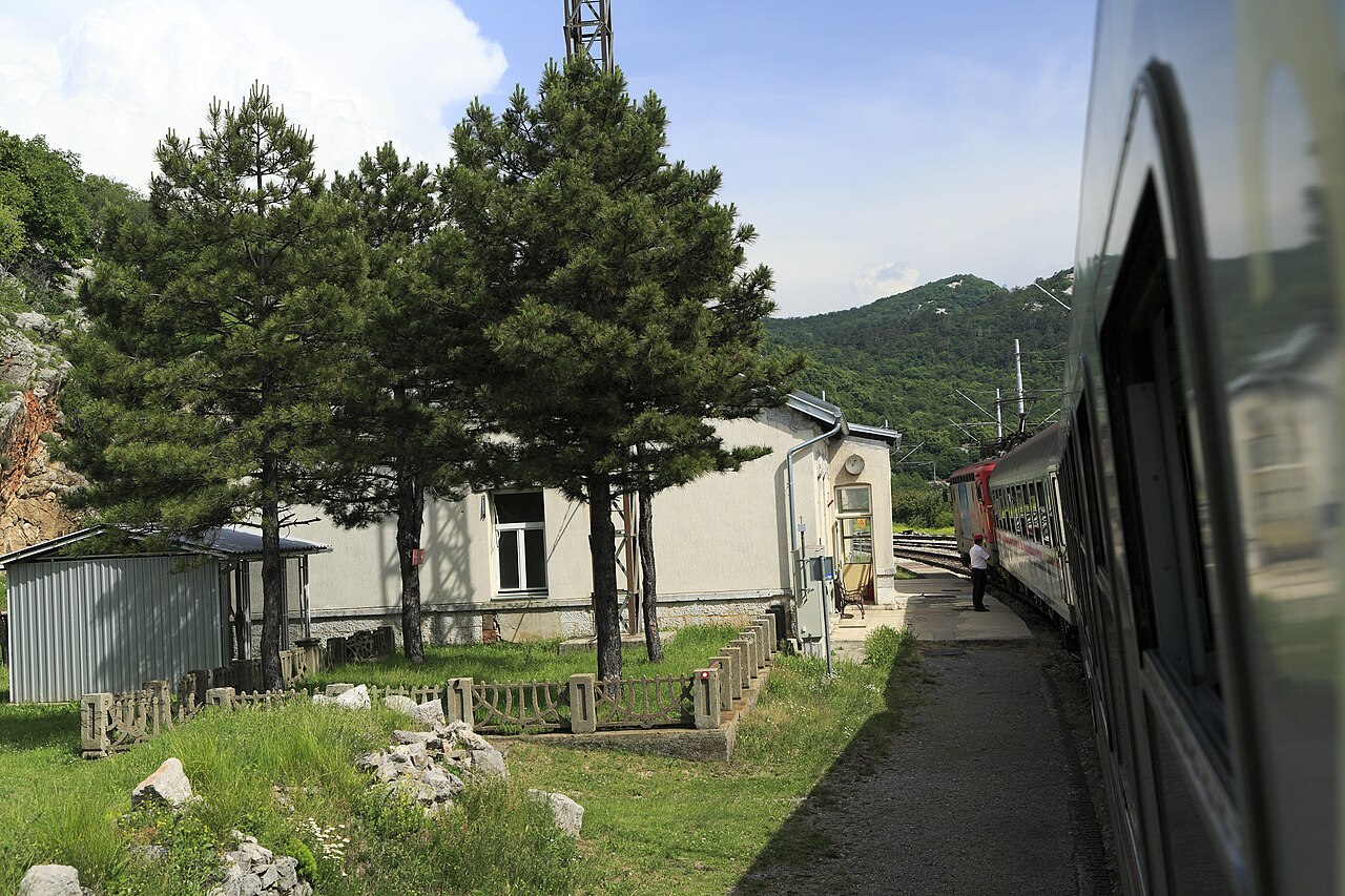 Teretni vlak izletio s pruge kod Rijeke, jedanaest vagona završilo u provaliji