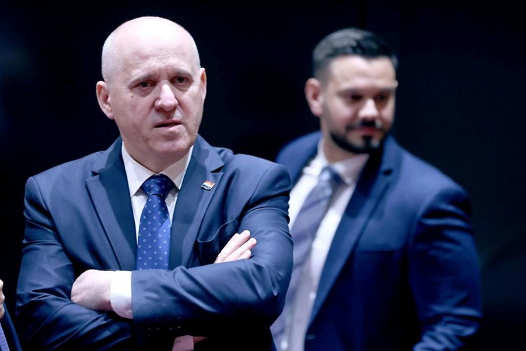 SENFOVCI HOĆE DA ŽIVITE U KUTIJI ZA CIPELE!