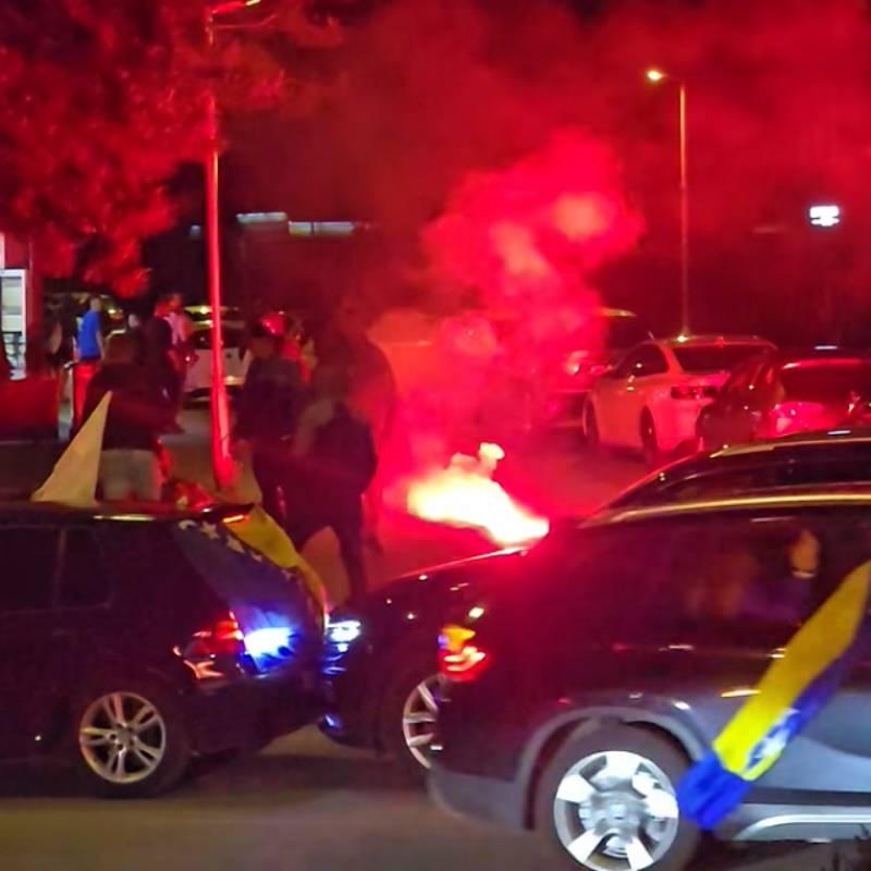 SKANDAL U NOVOM TRAVNIKU: Navijači s ljiljanima ušli u hrvatski dio grada, vrijeđali Hrvate koji su navijali za istu reprezentaciju