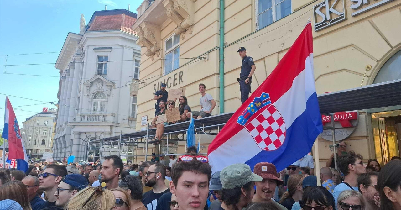 SKELE NA TRGU: Očaj Zbog Otrova — Ne Huliganstvo; Možemo!/SDP Love Kameru Dok Ličani Penju Konstrukcije