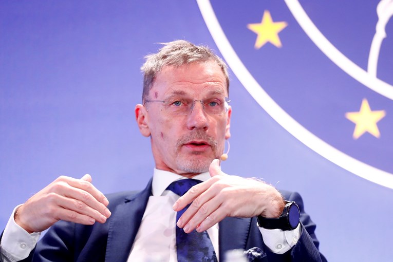 VUJČIĆ BRANI EURO! NAROD GLADUJE, A ON PRIČA BAJKE!