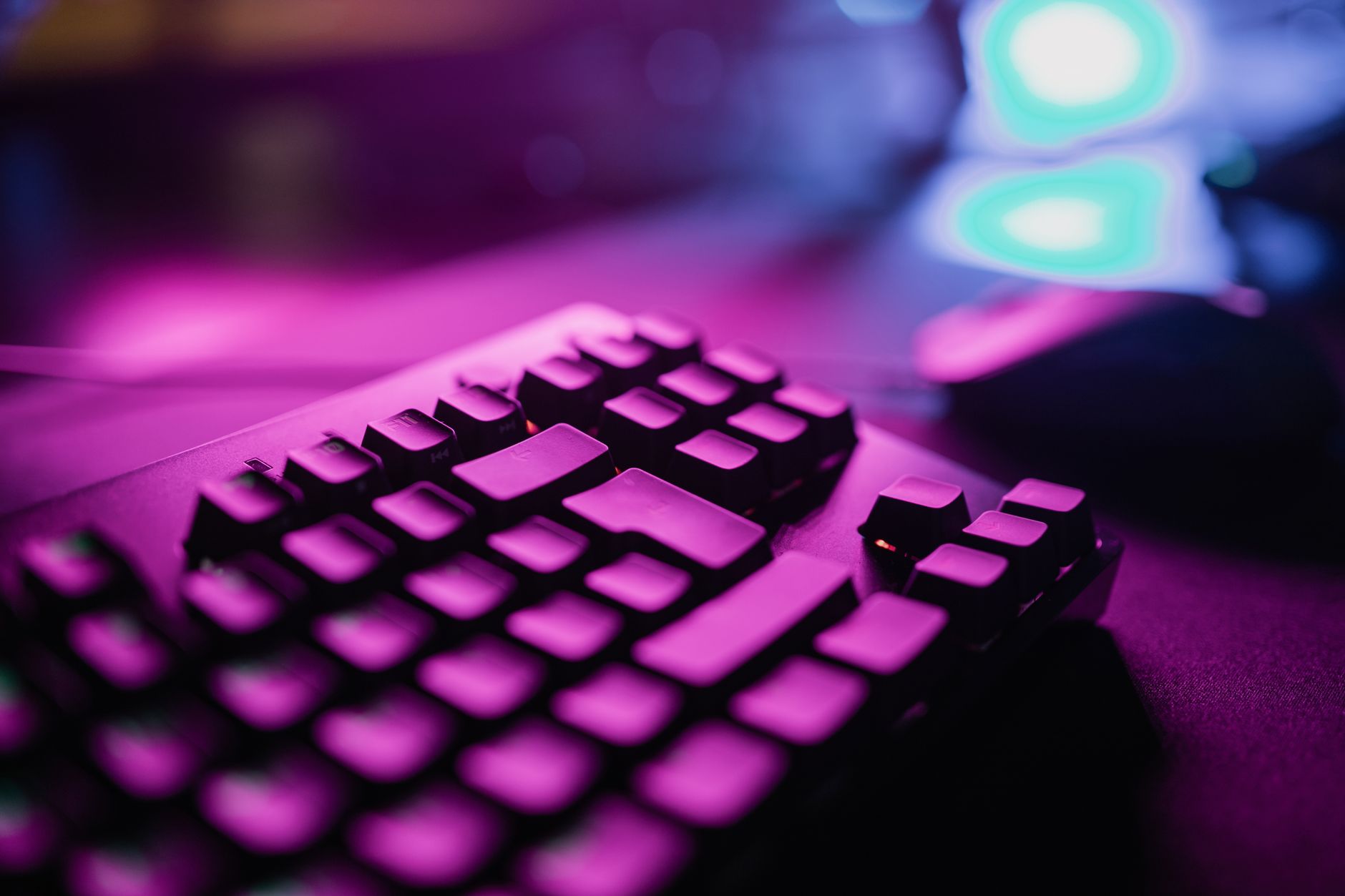 ASUS predstavio tipkovnicu ROG Azoth Extreme Edition 20 povodom 20. godišnjice ROG-a