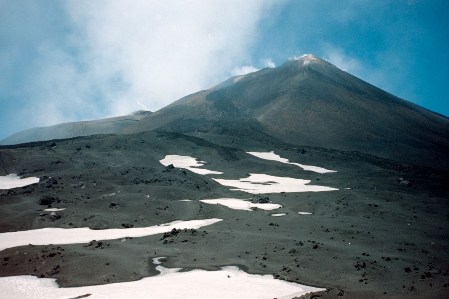 Erupcija Etne blokirala zračni promet na Siciliji