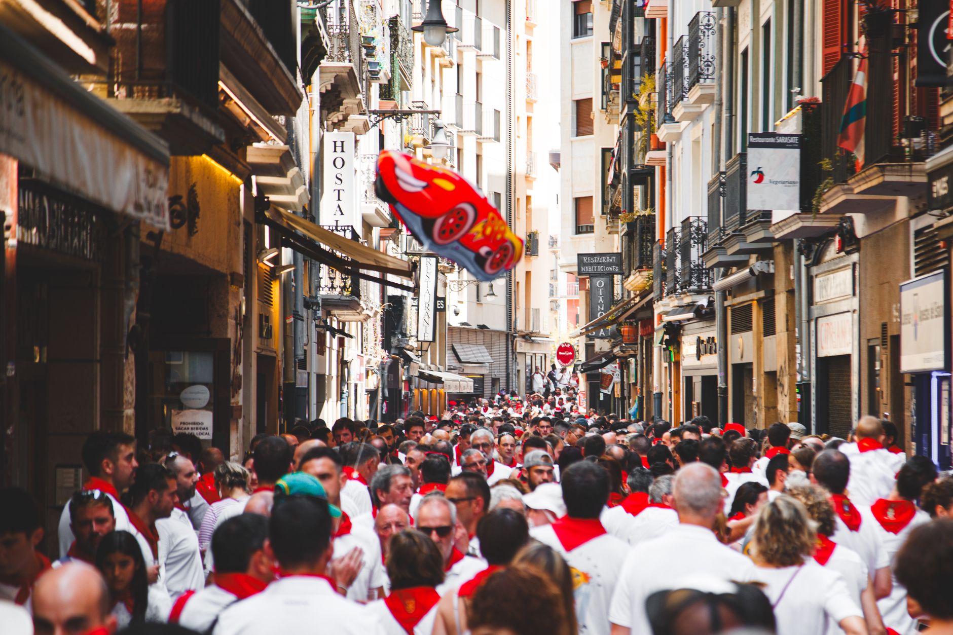 Tisuće ljudi u Španjolskoj gađale se tonama rajčica na festivalu Tomatina
