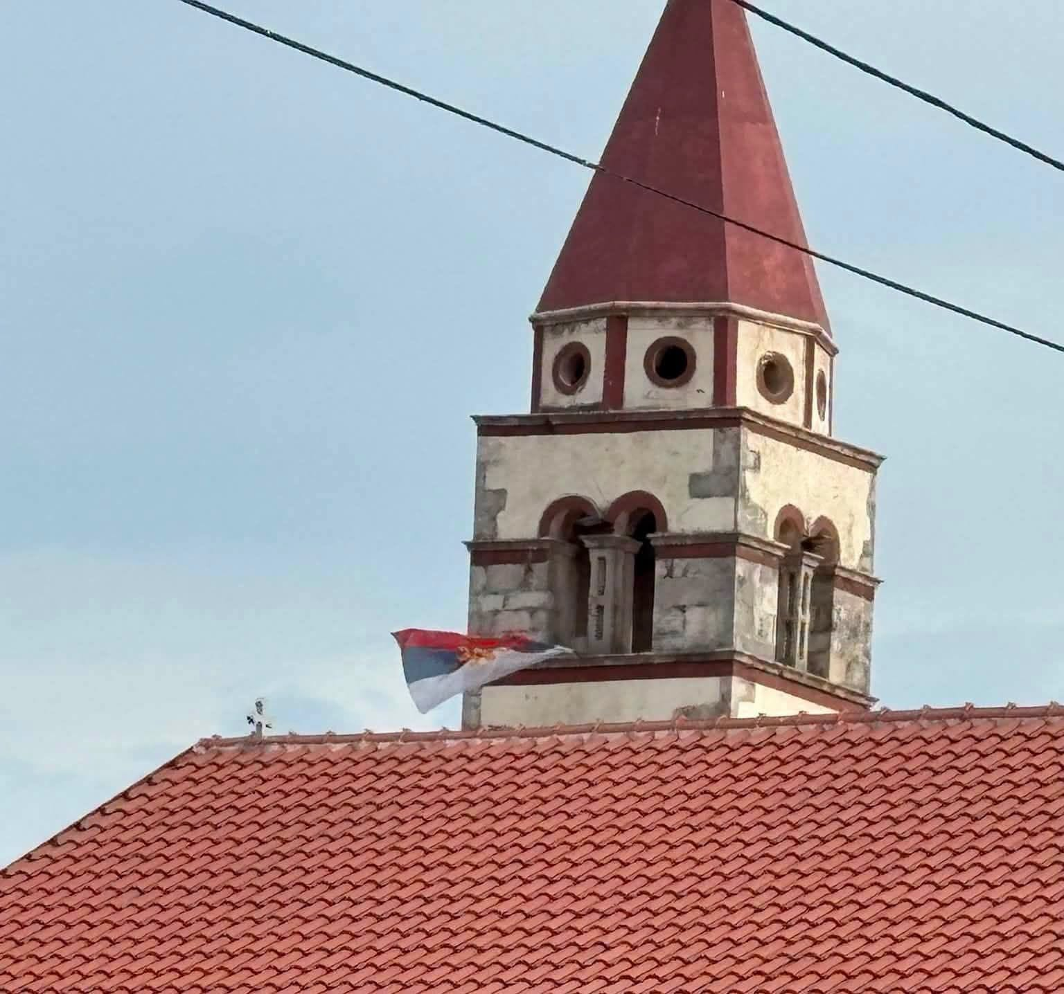 Zastava istaknuta uz crkveni zvonik u Karinu